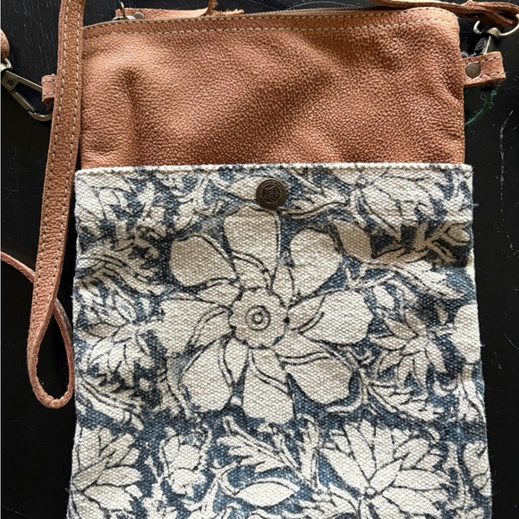 Elegant Floral Canvas and Leather Crossbody Bag - Picture 1 of 7